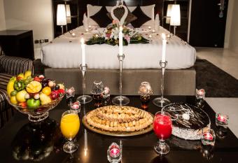 Aswar Al Olaya Hotel Suites has rooms with a private hot tub