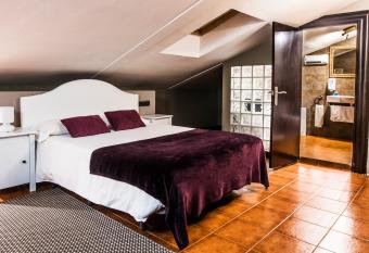 La Posada De La Magistral allows 18 year olds to book a room