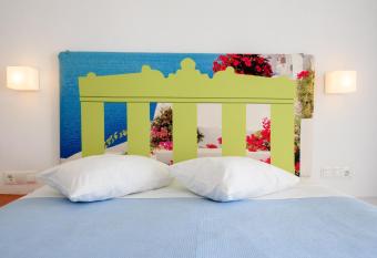 RK Beach Hotel has rooms with a private hot tub