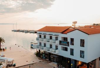 Hotel Lo  a Novalja allows 18 year olds to book a room