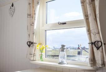 Skipbridge Farm Glamping has rooms with a private hot tub