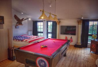 Road Stop Mettmann has rooms with a private hot tub