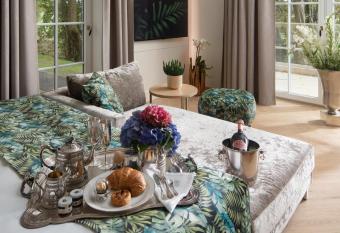 SCHLOSSRESIDENZ - Boutique Apartments & Hotel Suiten allows 18 year olds to book a room