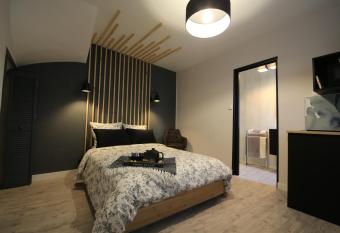 Le Nid Bord De La Loire allows 18 year olds to book a room