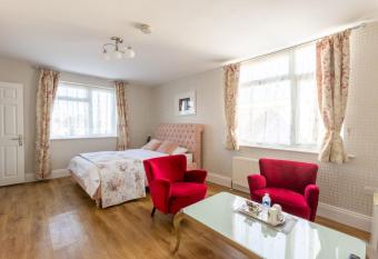 Katolondonhaus allows 18 year olds to book a room