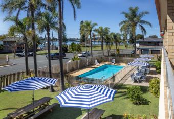 South Pacific Palms Motor Inn allows 18 year olds to book a room