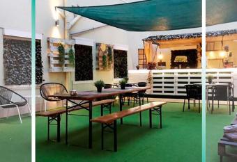 Castilho 63 Hostel & Suites has Balcony rooms