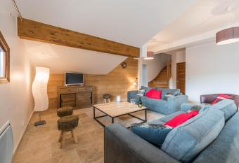 Les Terrasses De Perri  res has Balcony rooms