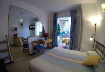 Apartamentos Montserrat allows 18 year olds to book a room