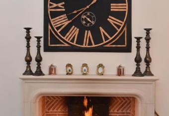 Villa des Glycines allows 18 year olds to book a room