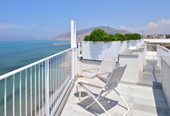 Gaura Apartments has Balcony rooms