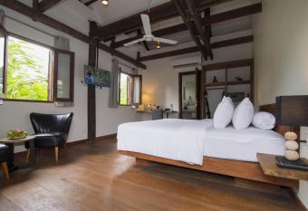 Enkosa 4-Bedroom Wooden Luxury House allows 18 year olds to book a room