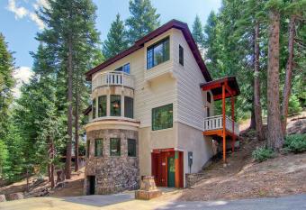 Ahwahnichi Lodge has Balcony rooms