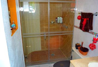 Condo Selva Alta has rooms with a private hot tub