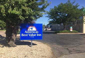 Americas Best Value Inn & Suites-Boise has rooms with a private hot tub