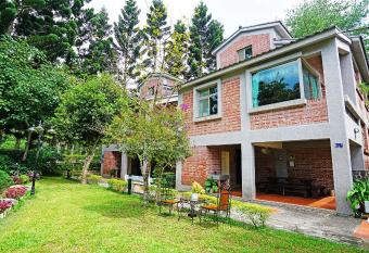 Red Brick Villas allows 18 year olds to book a room