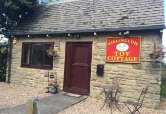 Toy Cottage Sheffield has Balcony rooms