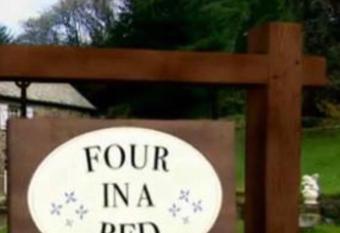 Lincoln Cottage with Private Hot Tub has rooms with a private hot tub