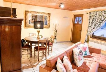 B&B Bourgeoisie*** has rooms with a private hot tub