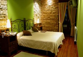 DOT ROOMS Pension Edorta allows 18 year olds to book a room