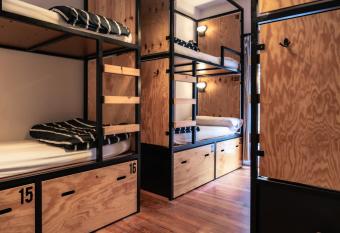 Surfing Etxea - Surf Hostel has Balcony rooms