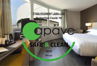 AC Hotel by Marriott Marseille Prado V  lodrome allows 18 year olds to book a room