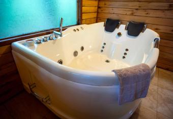 Mindo Lago Hotel Destino has rooms with a private hot tub