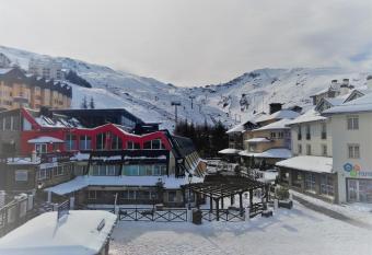 TODOSIERRANEVADA ZONA BAJA - APARTAMENTOS DE 4 DORMITORIOS - Junto a los Telecabinas allows 18 year olds to book a room