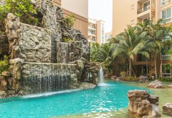 Atlantis Condo Resort By Somphong has Balcony rooms