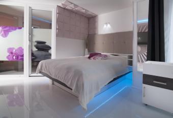 Designpension Idyll Nr2 Hotel Garni has rooms with a private hot tub