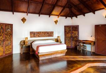 Nanajuana R  o Dulce has rooms with a private hot tub