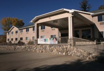 Stay Wise Inn Cedaredge has rooms with a private hot tub