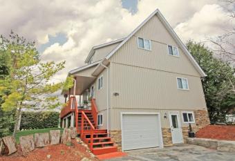 5 Bedrooms, Mountain Views, Steps From Blue Mountain Village, Hot Tub, Bbq has rooms with a private hot tub