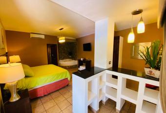 Hotel Puerto Libre has rooms with a private hot tub