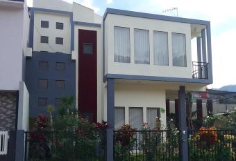 Sudji s House has rooms with a private hot tub