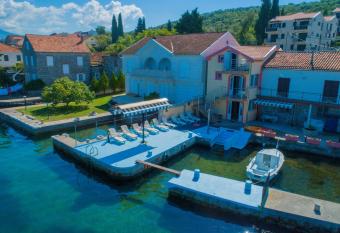 Porto Del Sole apartments has Balcony rooms