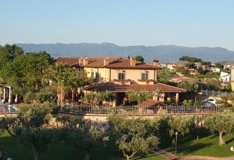 Twins Roma has Balcony rooms