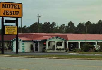 Motel Jesup has Smoking rooms