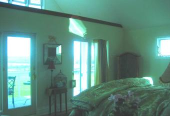 A Cayuga LakeFront Inn - Hotel Alt, Ithaca New York has Balcony rooms