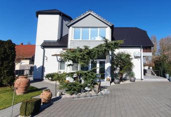 Ancsi Apartmanh  z has Balcony rooms