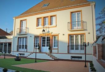 Villa Louis Victor has Balcony rooms