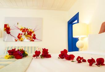 Hotel Solar do Arco has rooms with a private hot tub