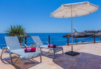 JS Cape Colom - Adults Only allows 18 year olds to book a room