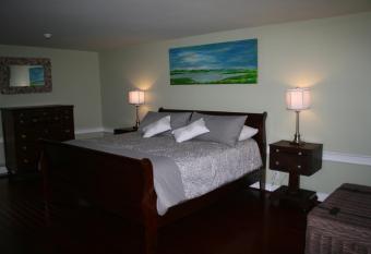 Shea's Riverside Inn & Motel has Balcony rooms