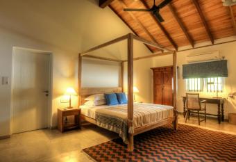 Villa Saffron Hikkaduwa has rooms with a private hot tub