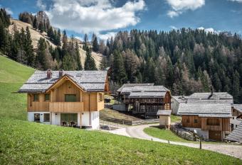 Mountain Chalet Pia has Balcony rooms