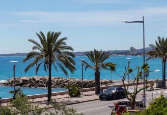 La Maison Du P  cheur allows 18 year olds to book a room