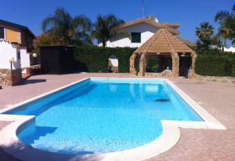 Villa Cirino Milone has Balcony rooms