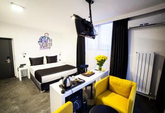 Inn 65 Budget has Balcony rooms