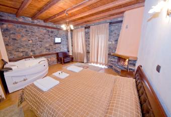 Guesthouse Toitos has rooms with a private hot tub